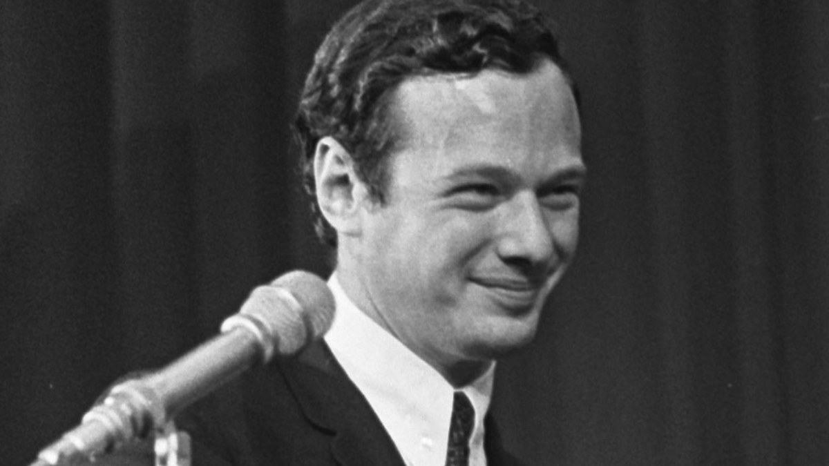 Grand Gala du Disque 1965. Brian Epstein ontvangt 