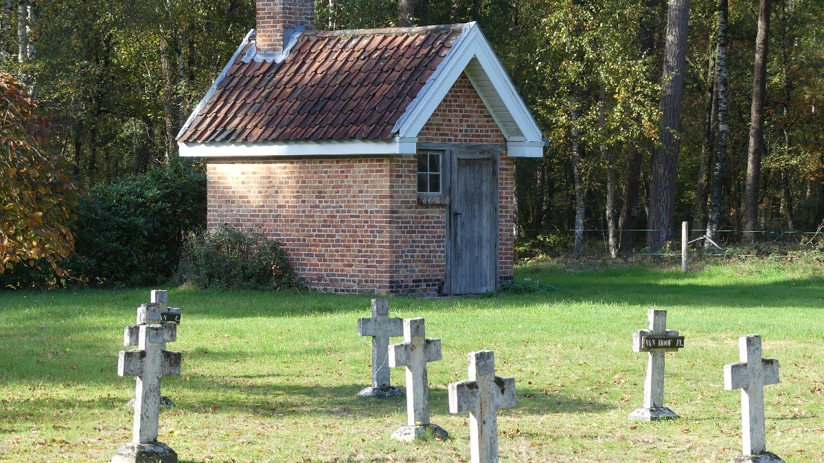 Zicht op een deel van de begraafplaats Wortel in Wortel-Kolonie nabij Wortel