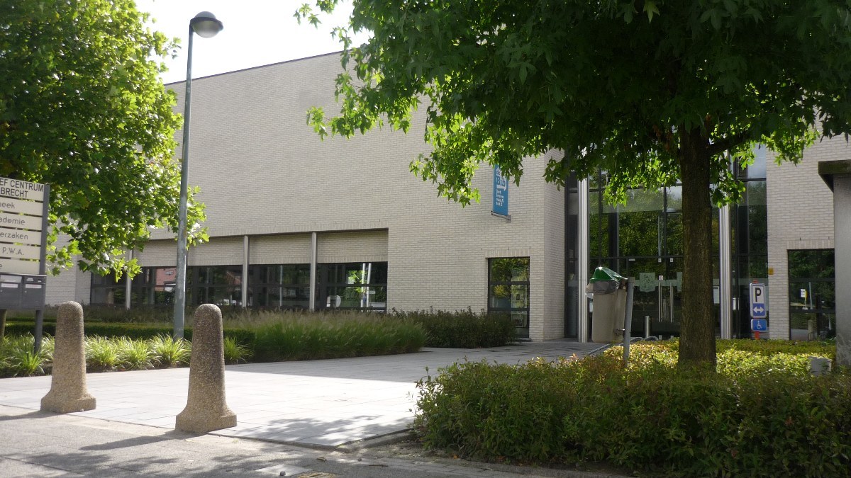 Town hall Sint-job Administration and library