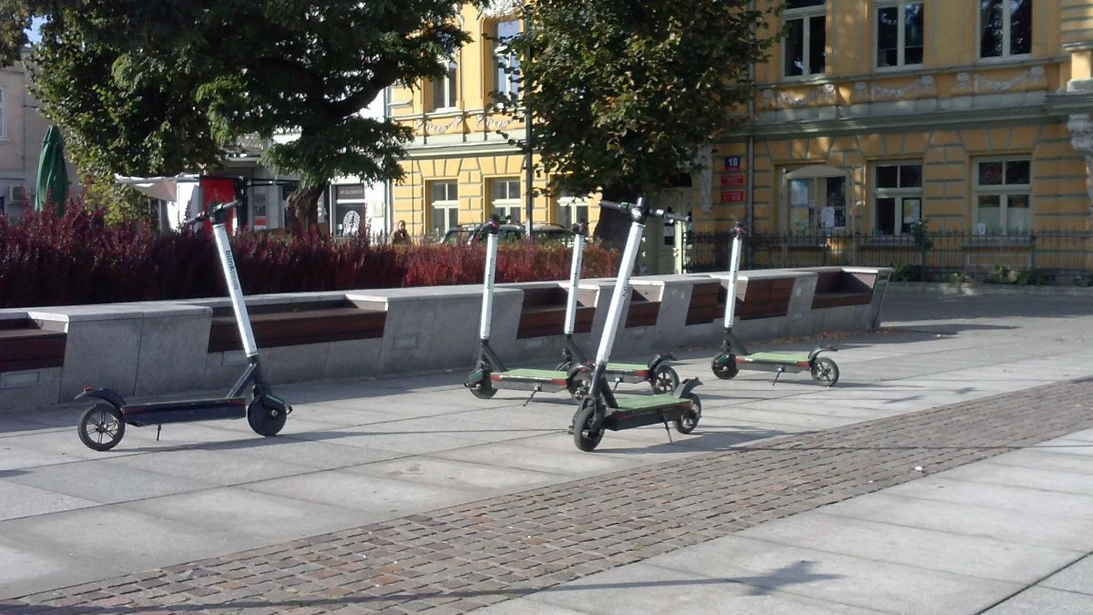 Współdzielone hulajnogi elektryczne na głównym placu 60-tysięcznego Tomaszowa Mazowieckiego w woj. łódzkim