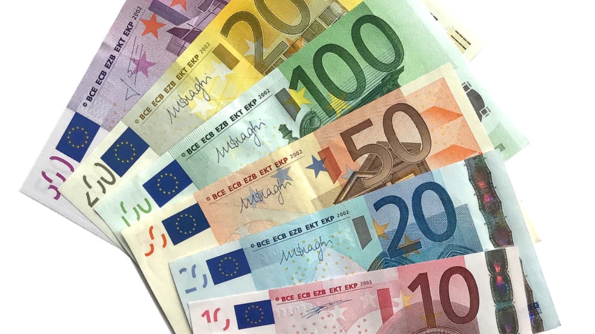 All the denominations of the First series of the euro, containing 500, 200, 100, 50, 20, 10 and 5 euro banknotes.