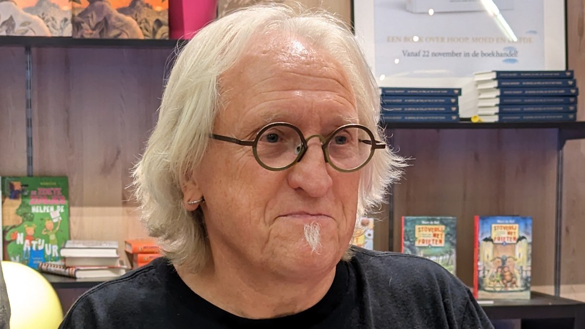 jeugdschrijver tijdens signeersessie
