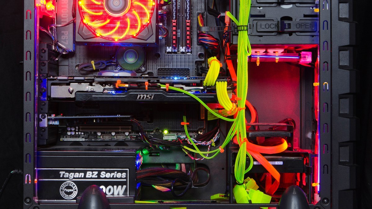 Computer modding, wires reacting in UV light