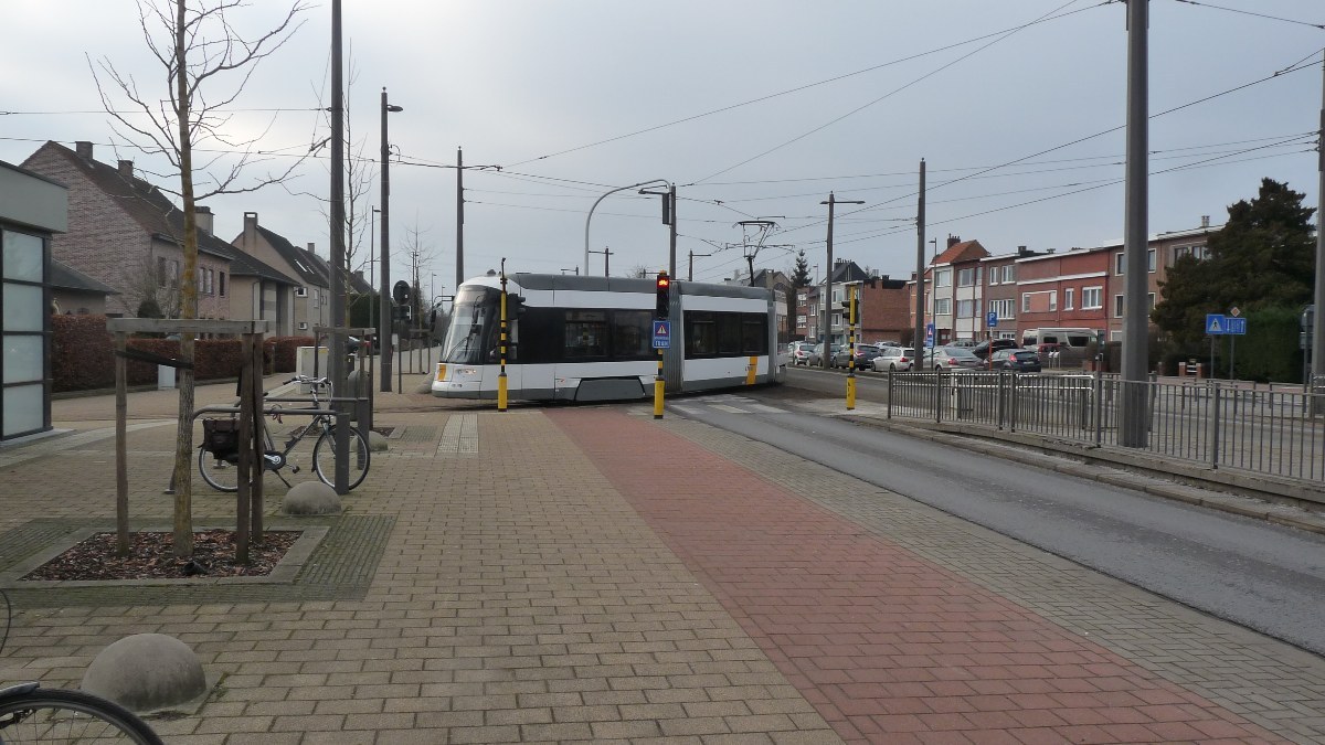 Een binnenkomende Albatros tram bij de keerlus bij Wijnegem