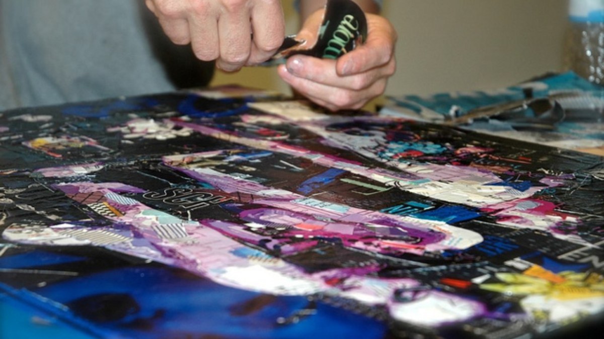 Réalisation d'un collage de Derek Gores, lors d'une de ses expositions/shows