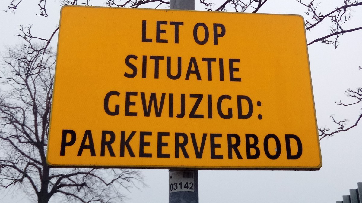 A provisional no parking sign in the Groninger city of Winschoten, Oldambt.